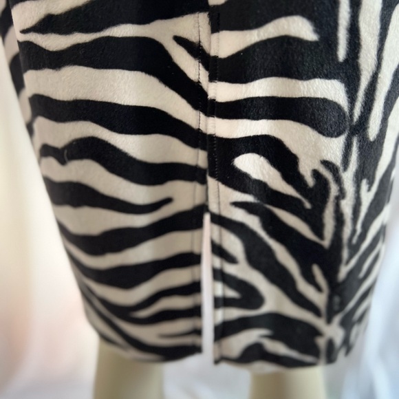 Chic Zebra Patterned Coat - Picture 9 of 11